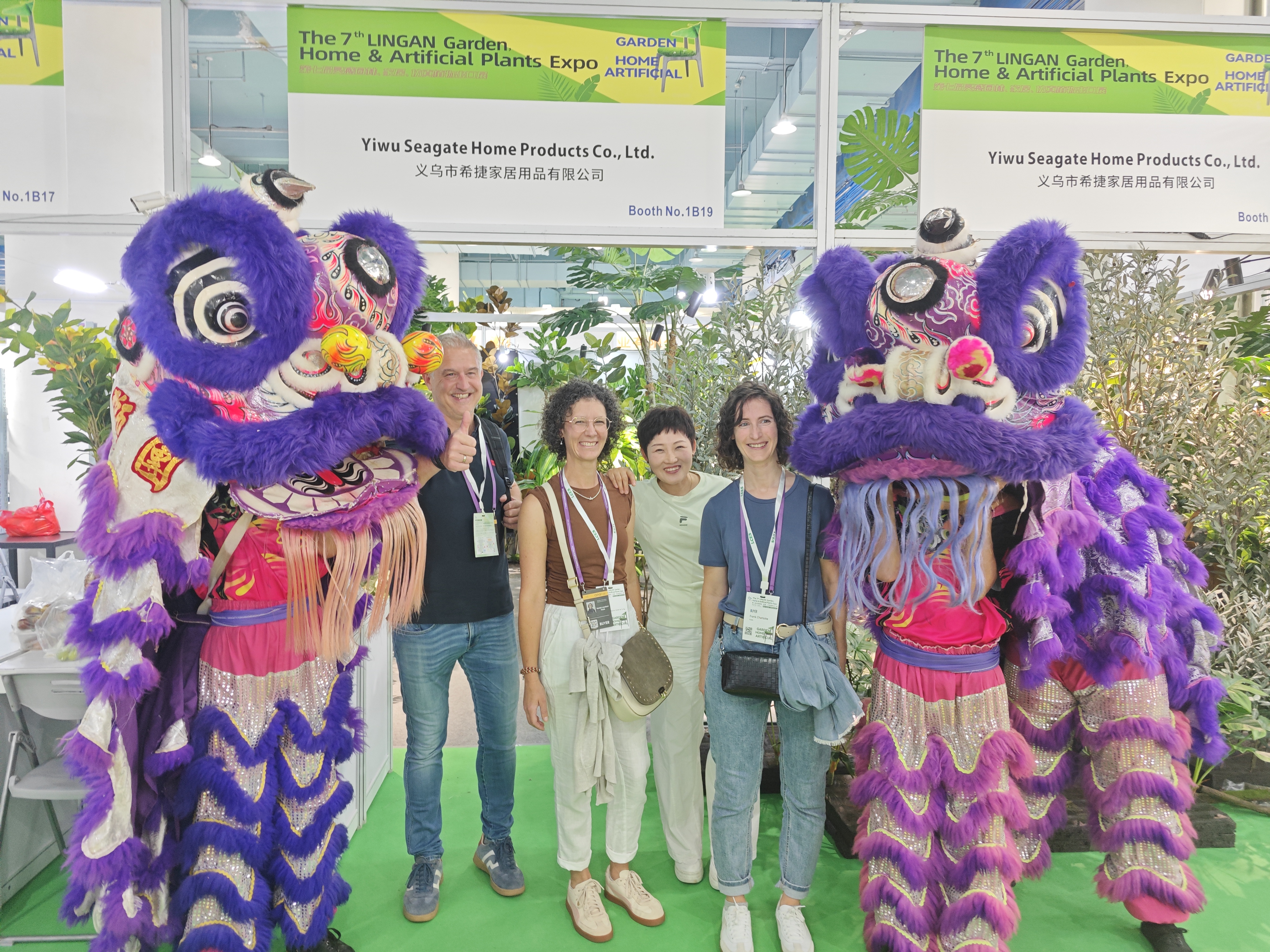 Met a friend at the Canton Fair who bought artificial trees last year.
